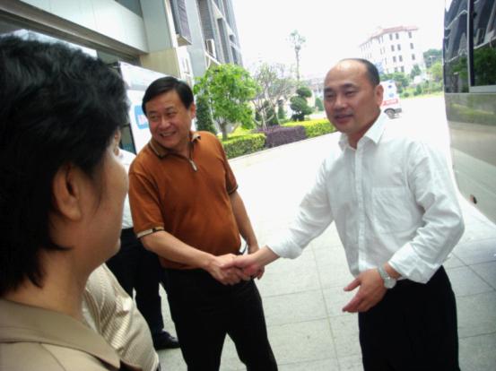 省人大常委會(huì)委員、省人大常委會(huì)教科文衛(wèi)工委主任宋閩旺與醫(yī)院董事長(zhǎng)林玉盛握手